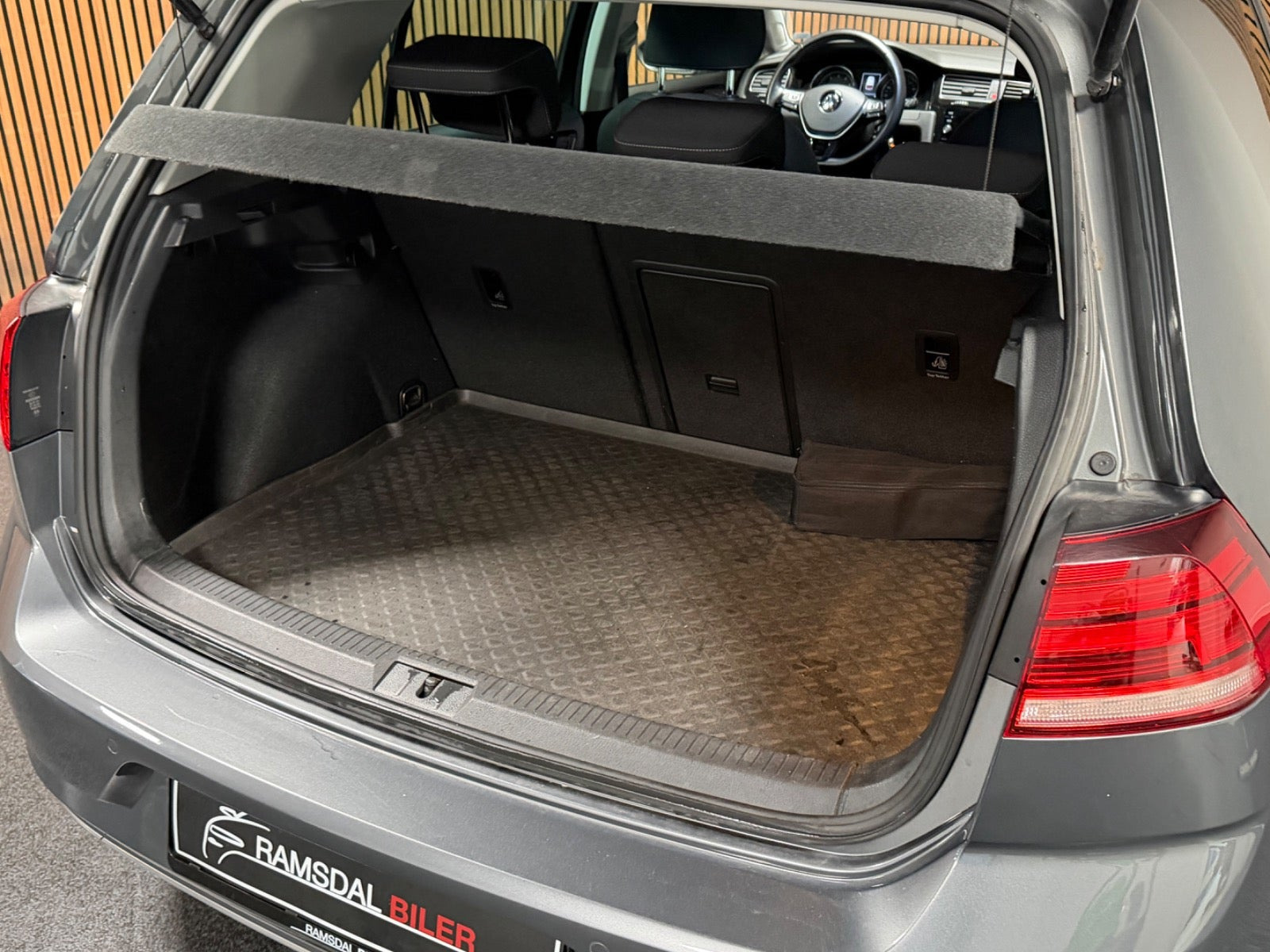 Grå VW Golf VII fra 2019