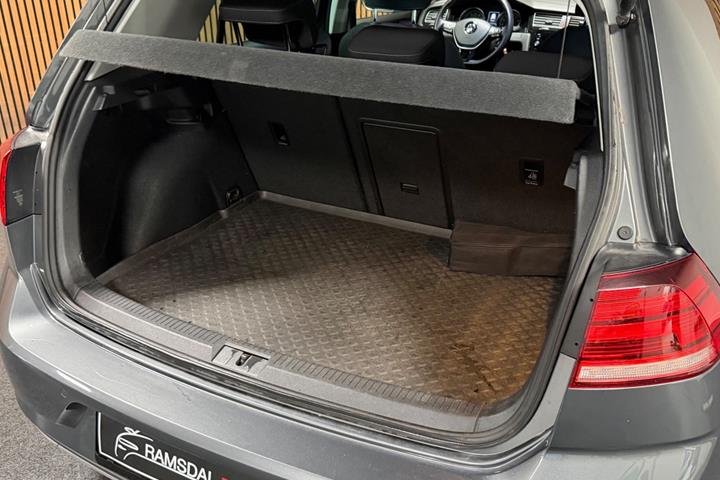 Grå VW Golf VII fra 2019