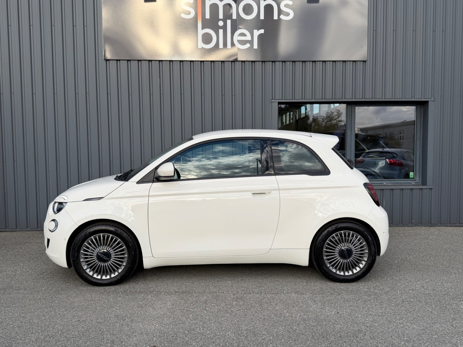 Hvid Fiat 500e fra 2024