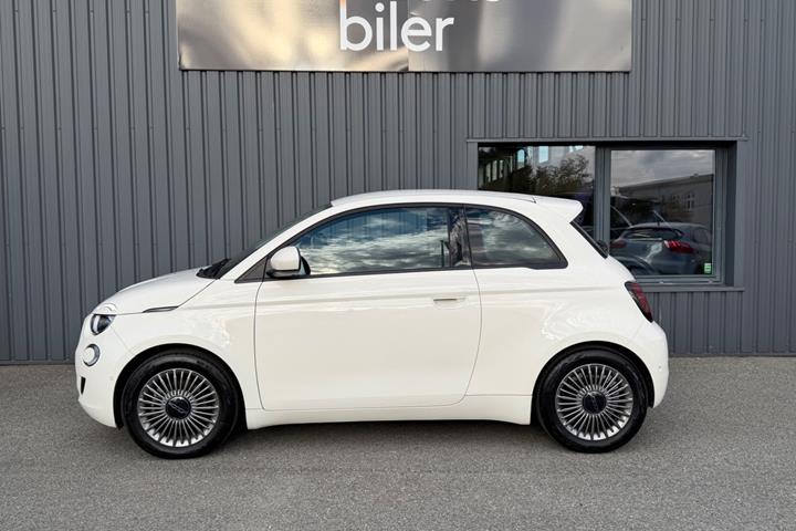 Hvid Fiat 500e fra 2024
