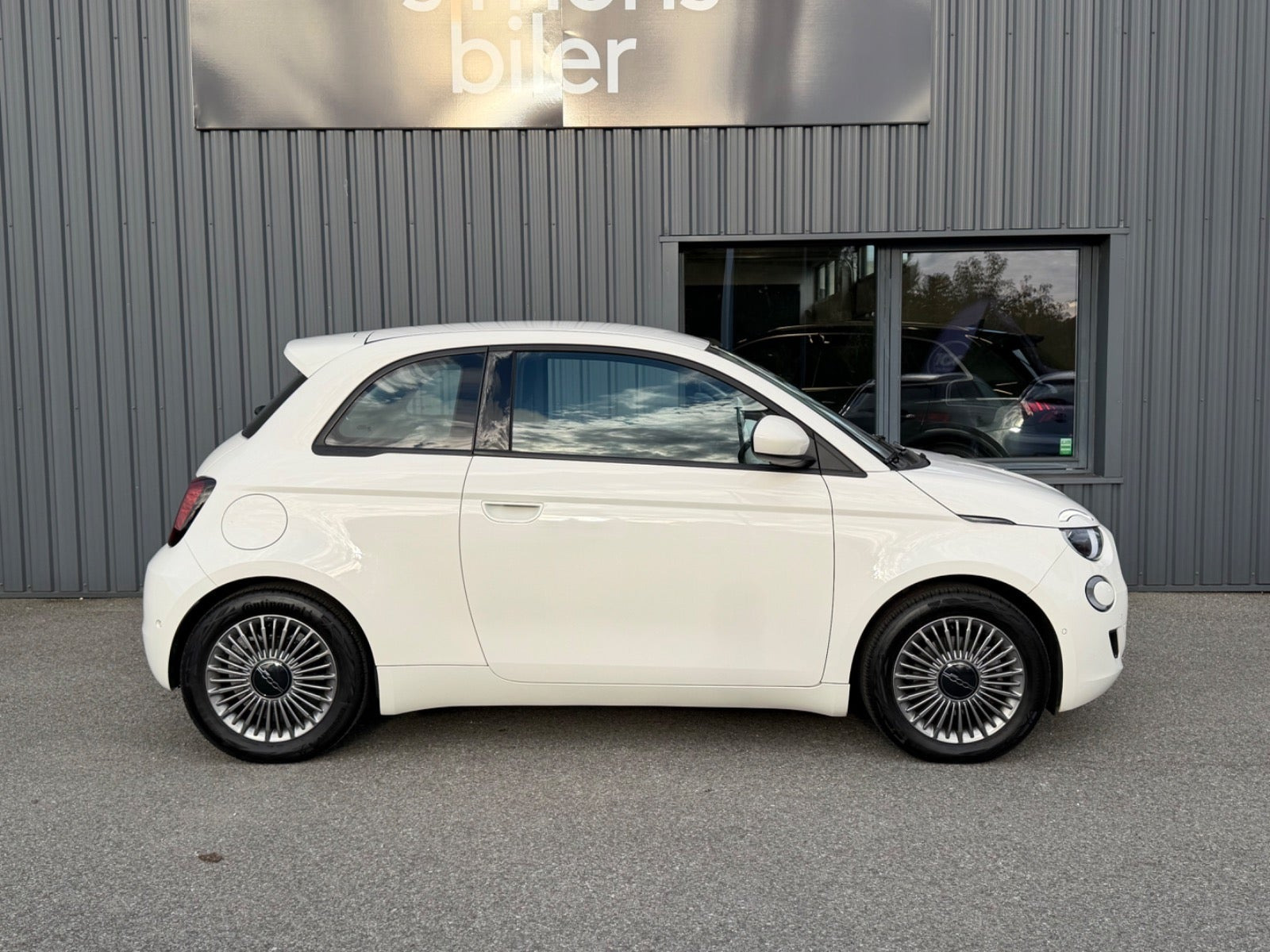 Hvid Fiat 500e fra 2024