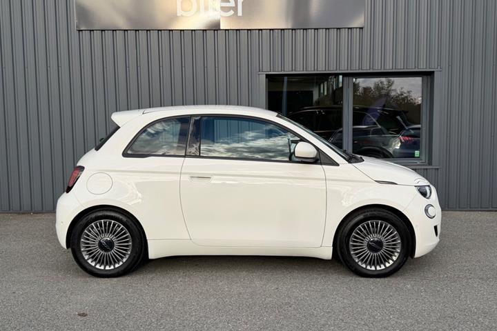 Hvid Fiat 500e fra 2024