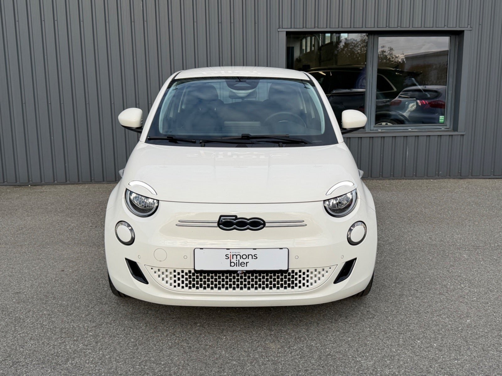 Hvid Fiat 500e fra 2024