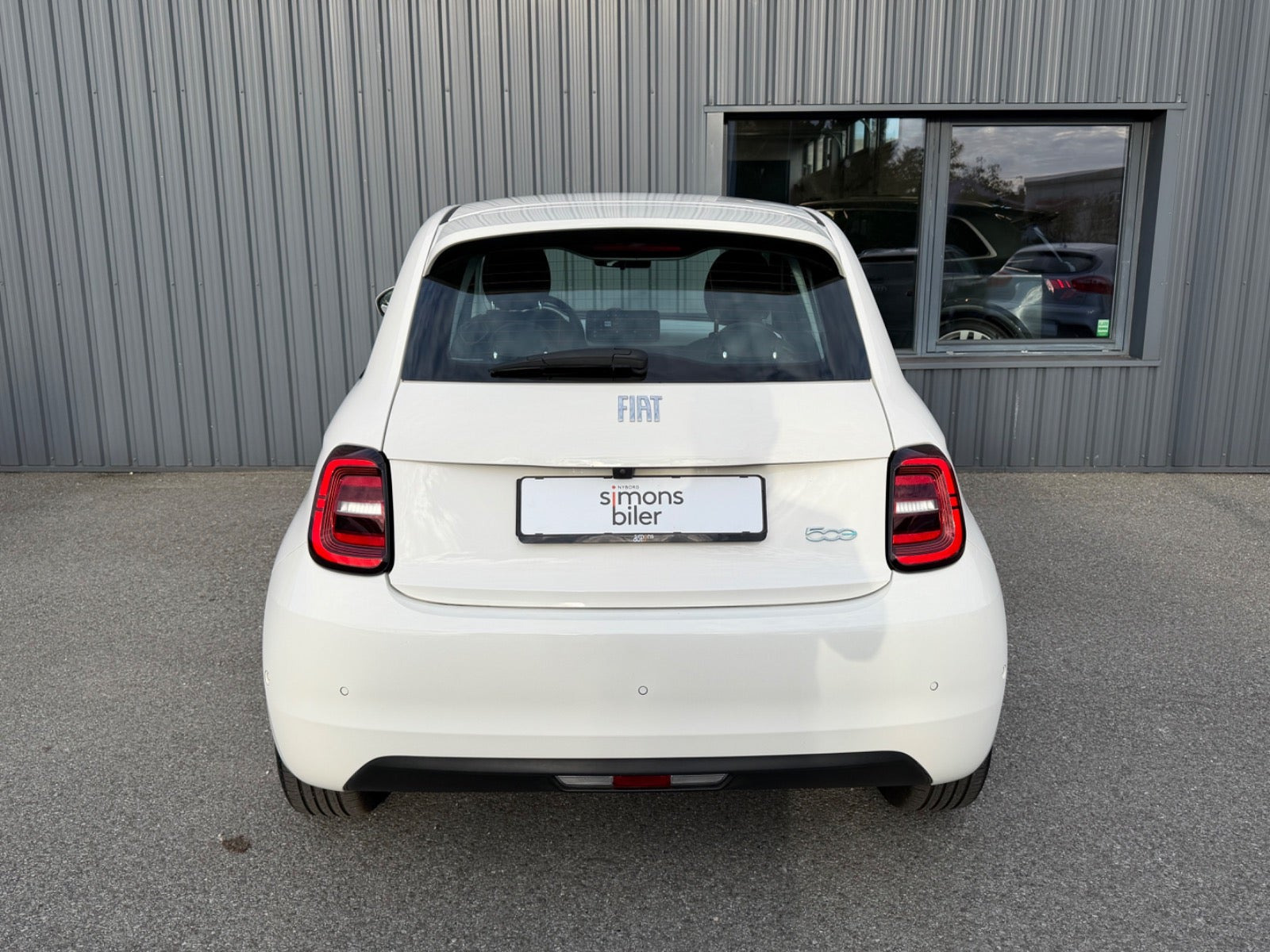 Hvid Fiat 500e fra 2024