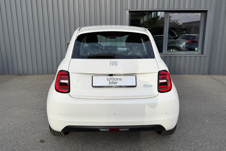 Hvid Fiat 500e fra 2024