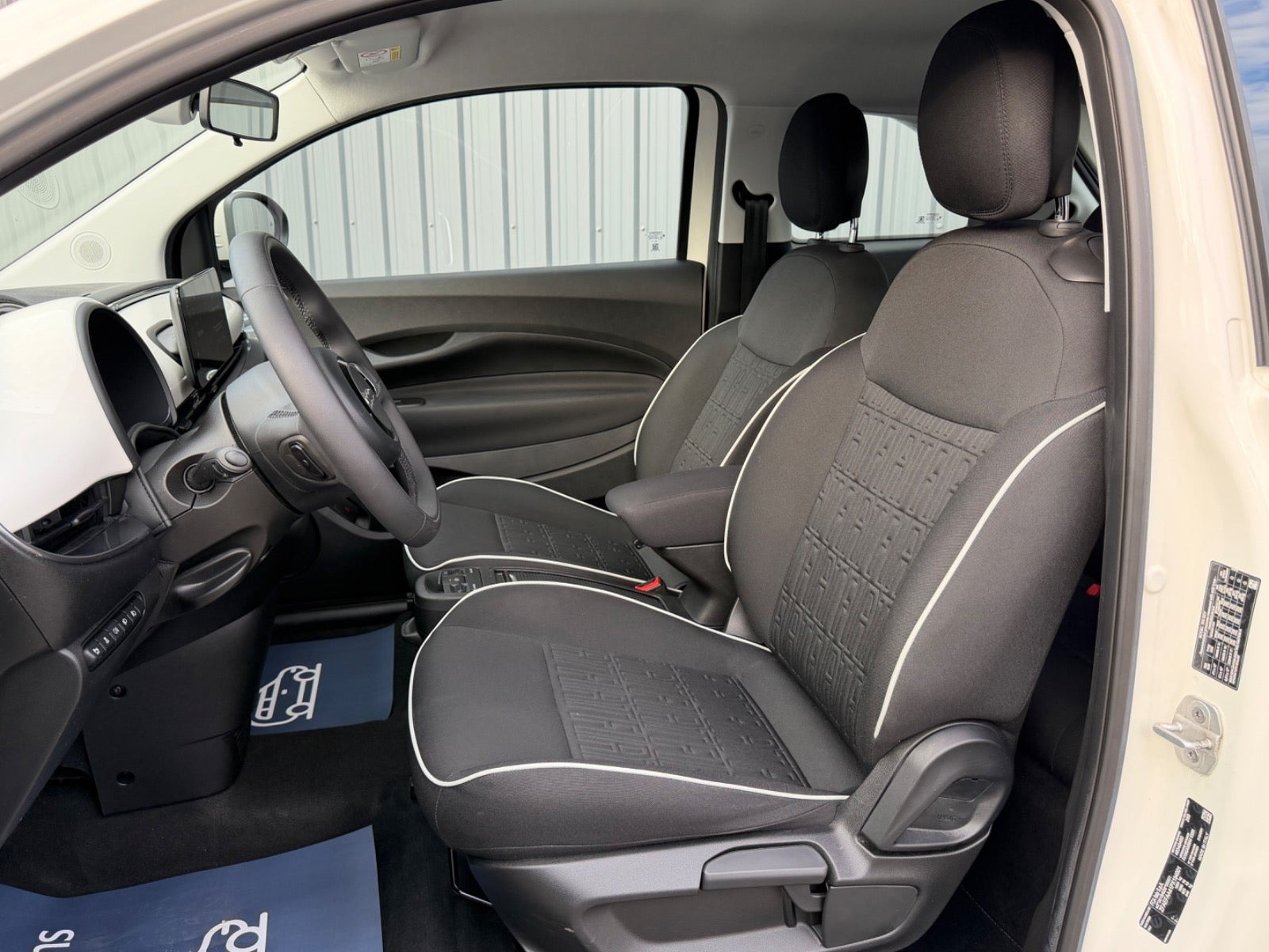 Hvid Fiat 500e fra 2024