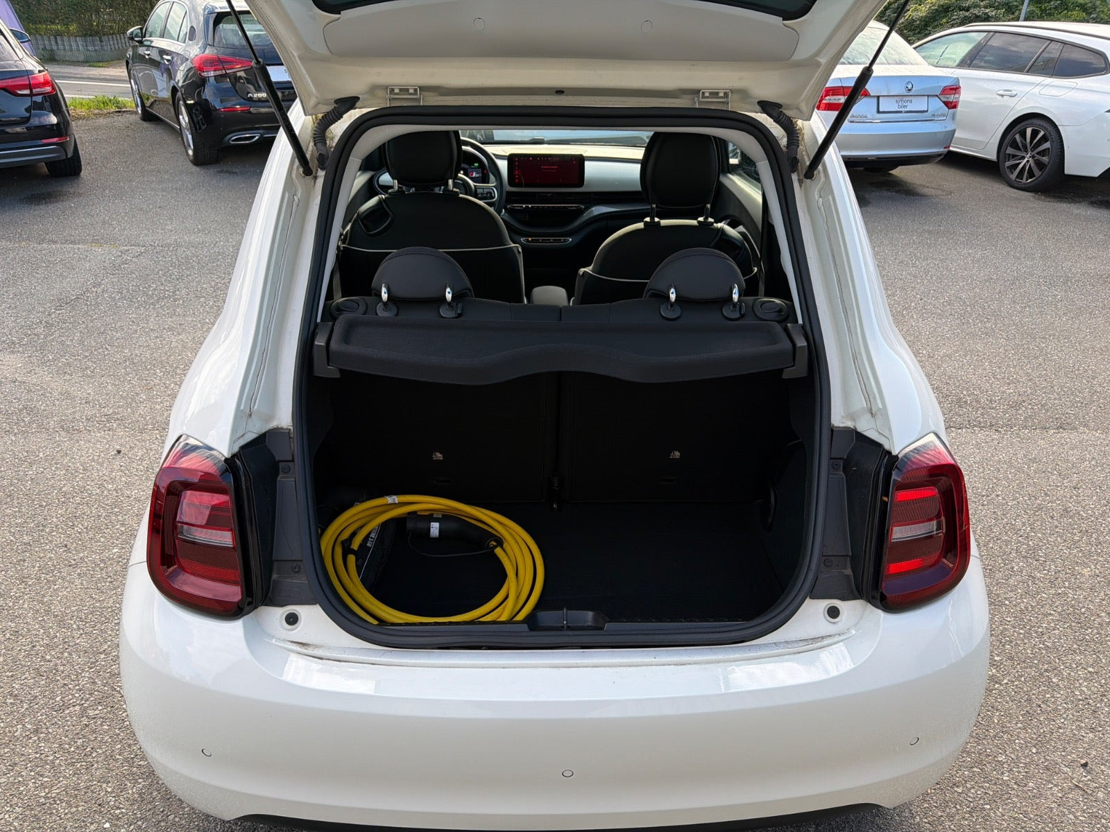 Hvid Fiat 500e fra 2024