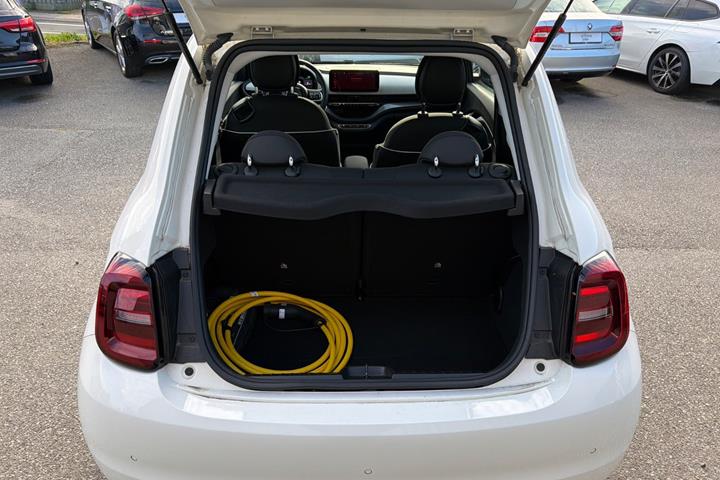 Hvid Fiat 500e fra 2024