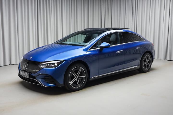 Blå Mercedes EQE350+ fra 2022 set udefra