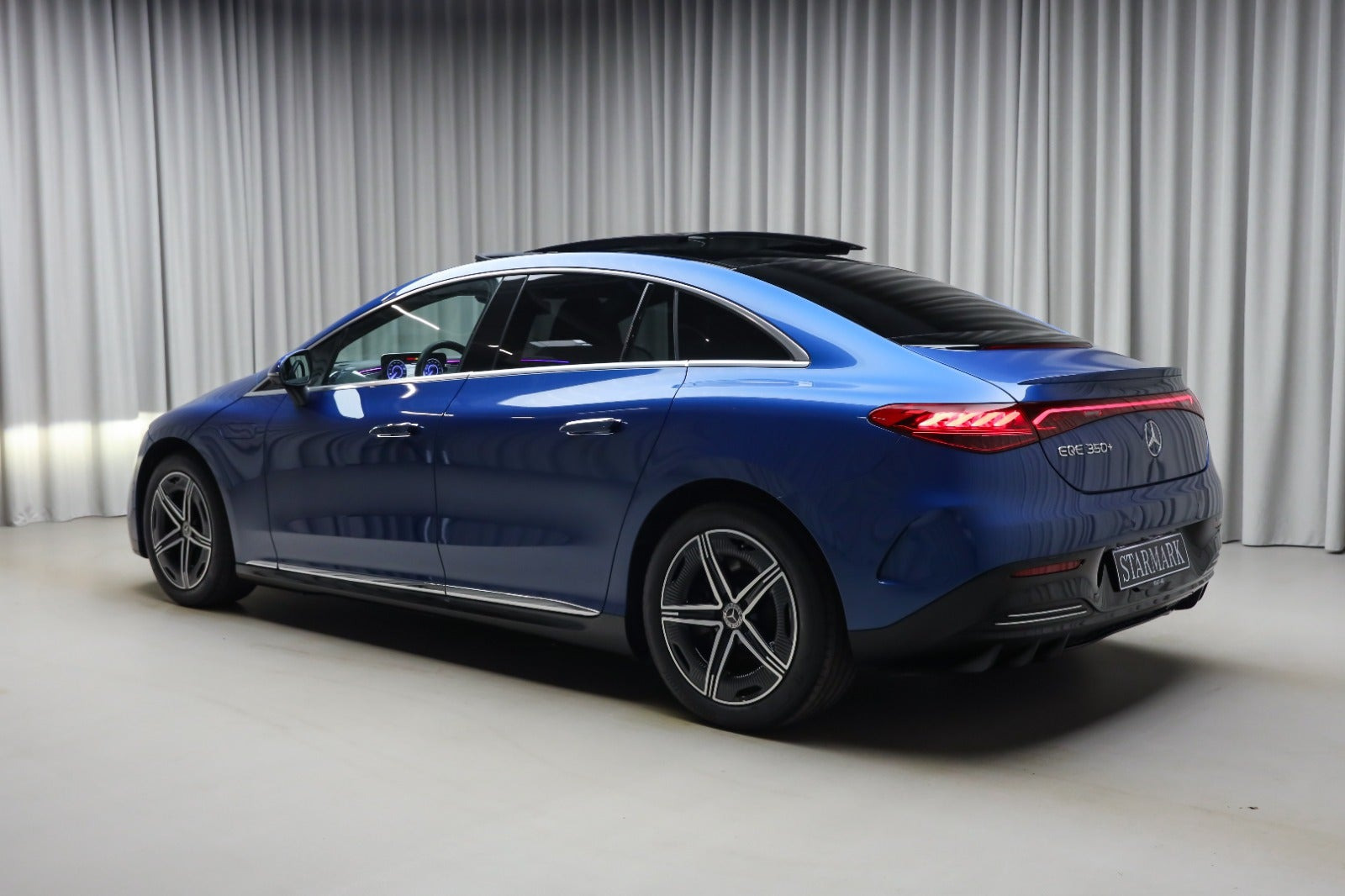 Blå Mercedes EQE350+ fra 2022