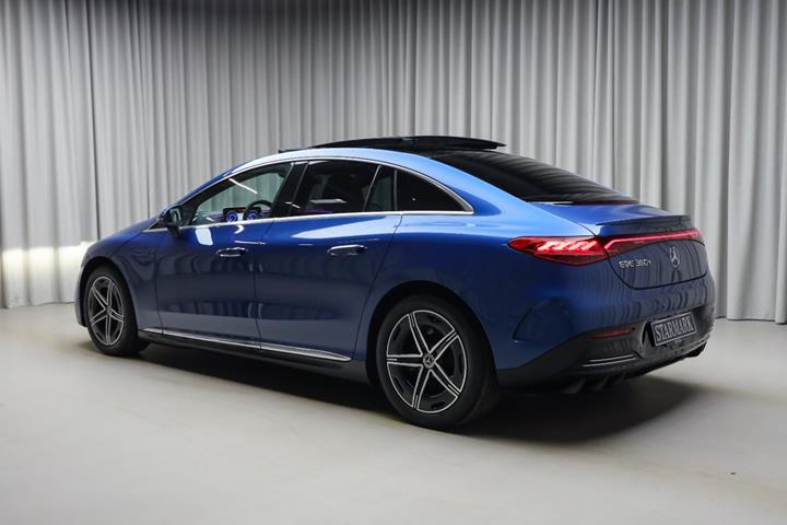 Blå Mercedes EQE350+ fra 2022