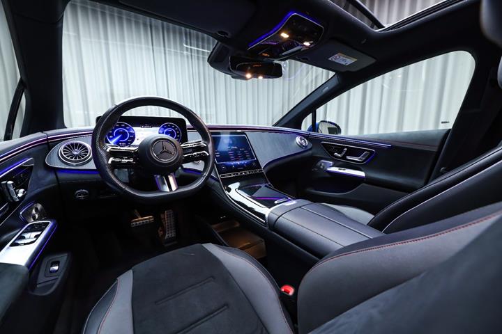 Blå Mercedes EQE350+ fra 2022