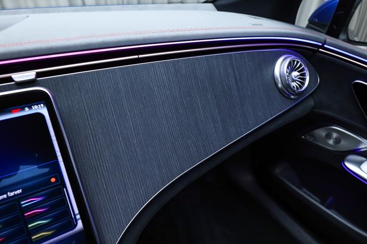 Blå Mercedes EQE350+ fra 2022