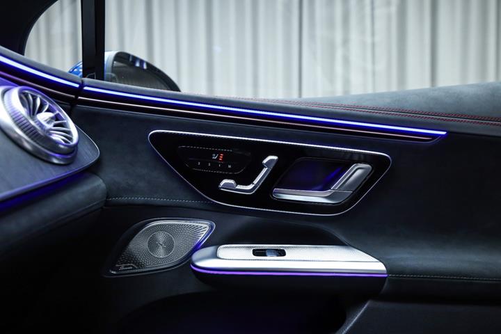 Blå Mercedes EQE350+ fra 2022