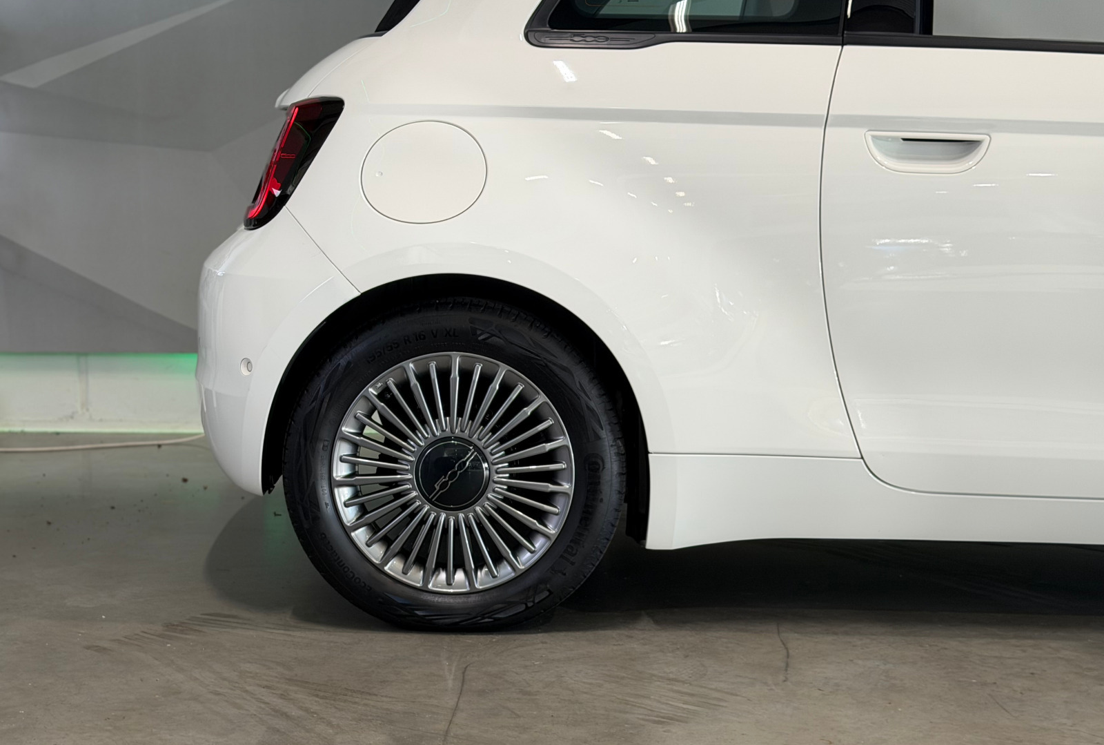 Hvid Fiat 500e fra 2023