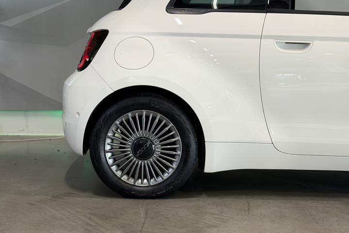 Hvid Fiat 500e fra 2023