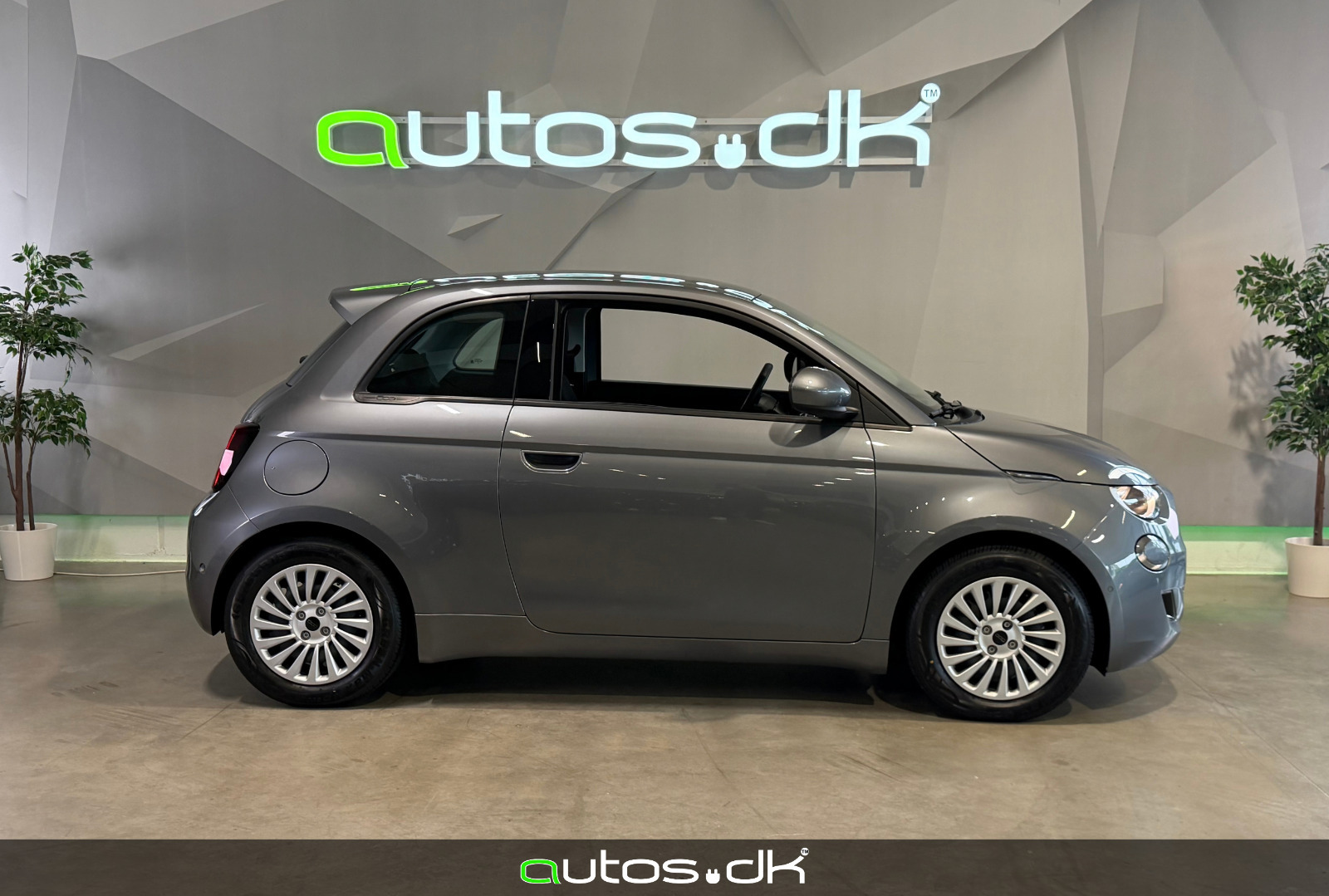 Grå Fiat 500e fra 2023