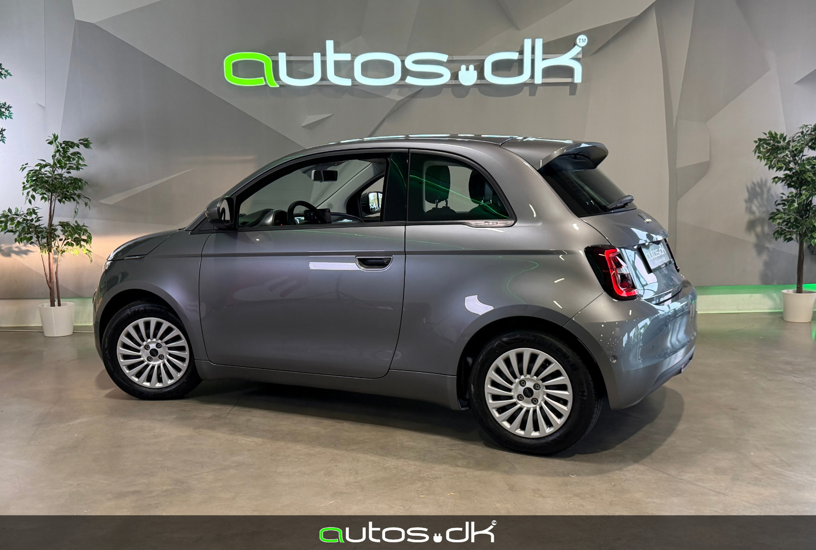 Grå Fiat 500e fra 2023