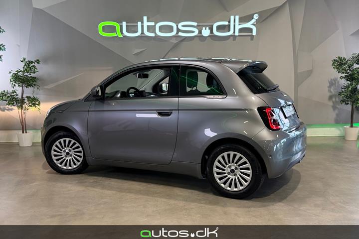 Grå Fiat 500e fra 2023