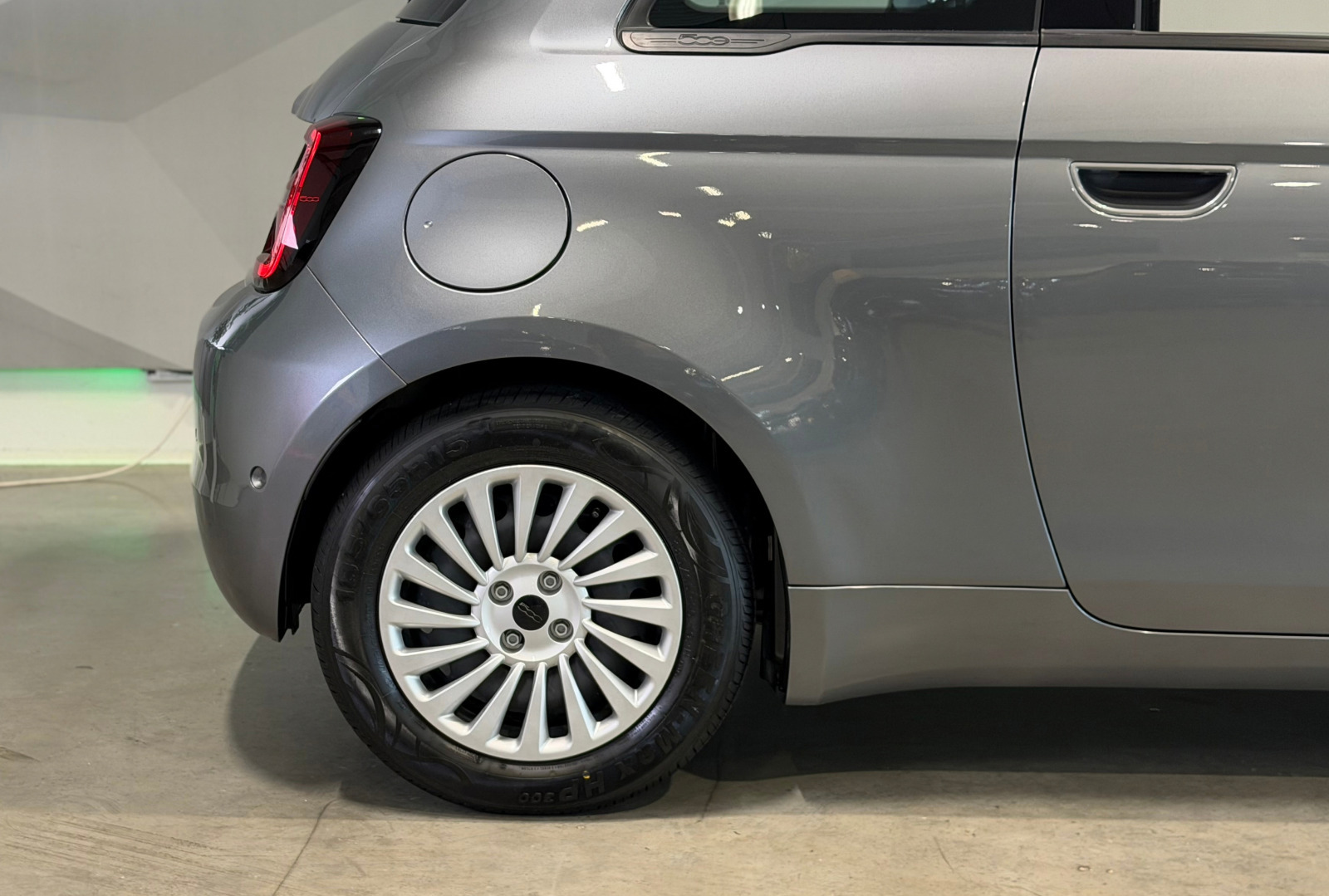 Grå Fiat 500e fra 2023