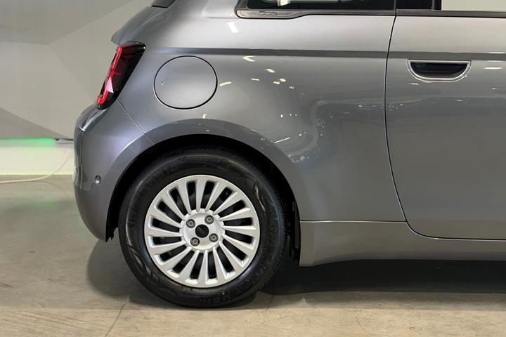Grå Fiat 500e fra 2023