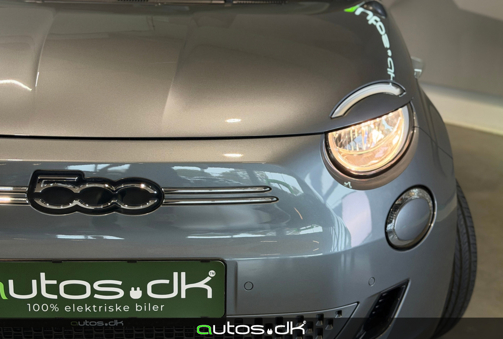 Grå Fiat 500e fra 2023