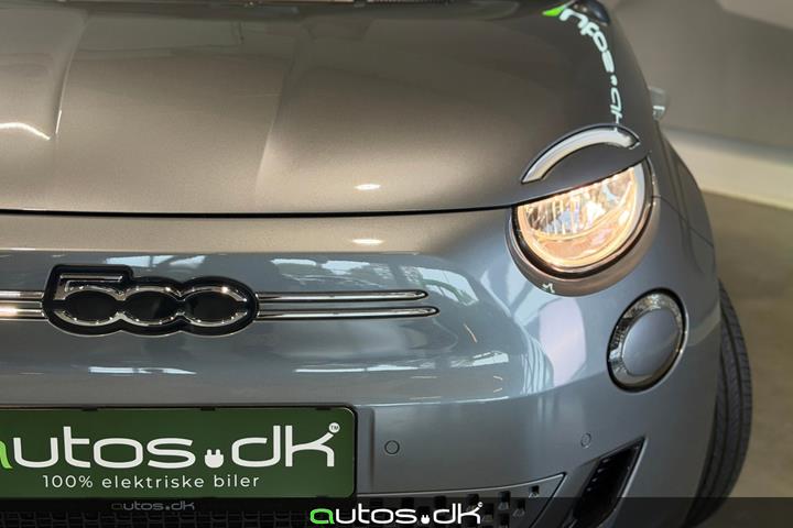 Grå Fiat 500e fra 2023