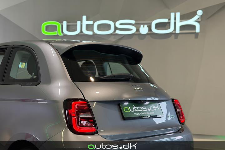 Grå Fiat 500e fra 2023