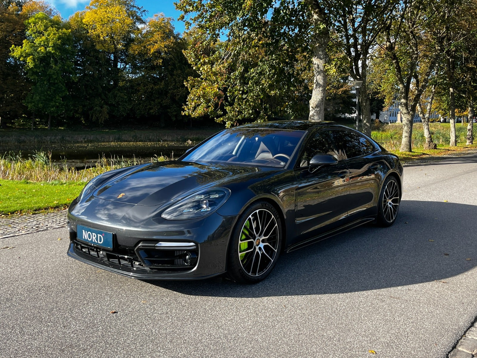 Grøn Porsche Panamera Turbo S fra 2021