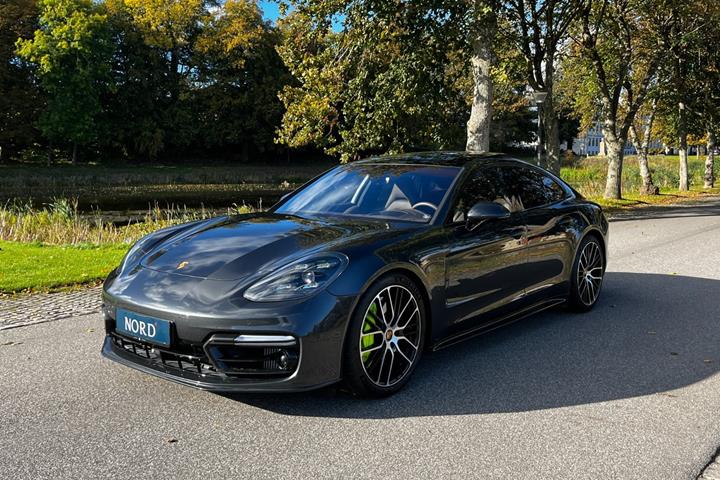 Grøn Porsche Panamera Turbo S fra 2021