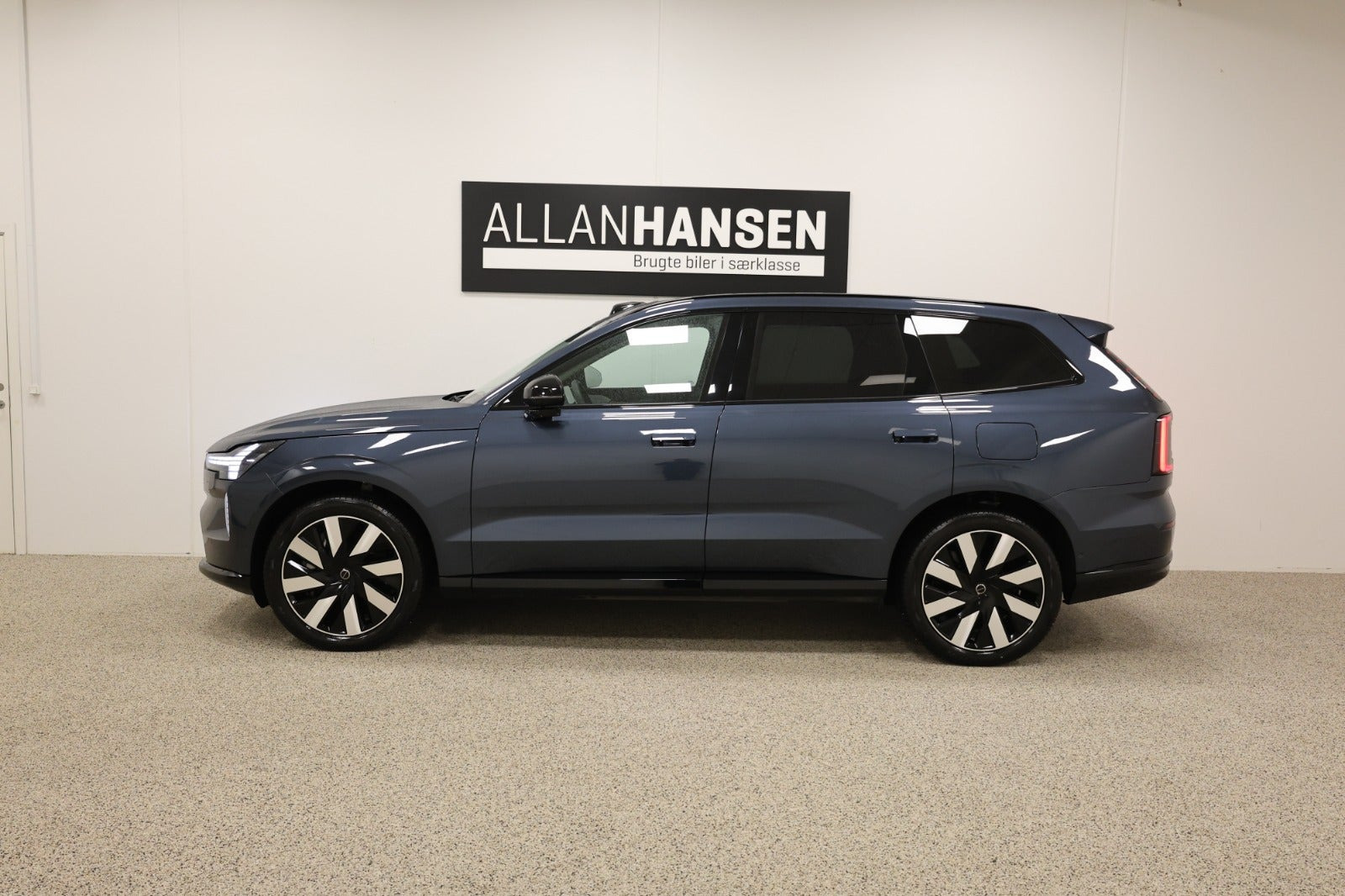 Blå Volvo EX90 fra 2025