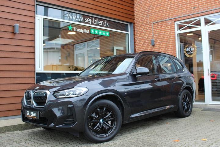 Grå BMW iX3 fra 2022