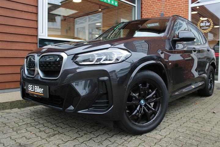 Grå BMW iX3 fra 2022