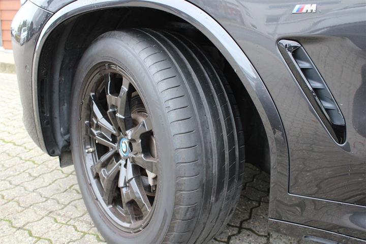 Grå BMW iX3 fra 2022