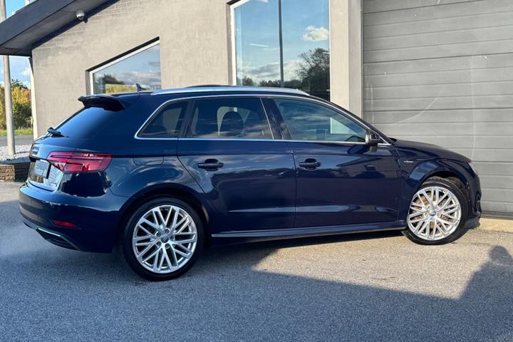 Blå Audi A3 fra 2017
