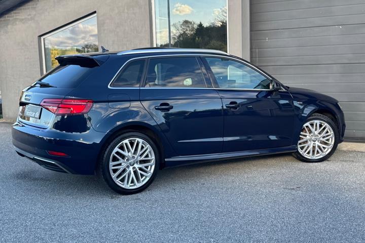 Blå Audi A3 fra 2017