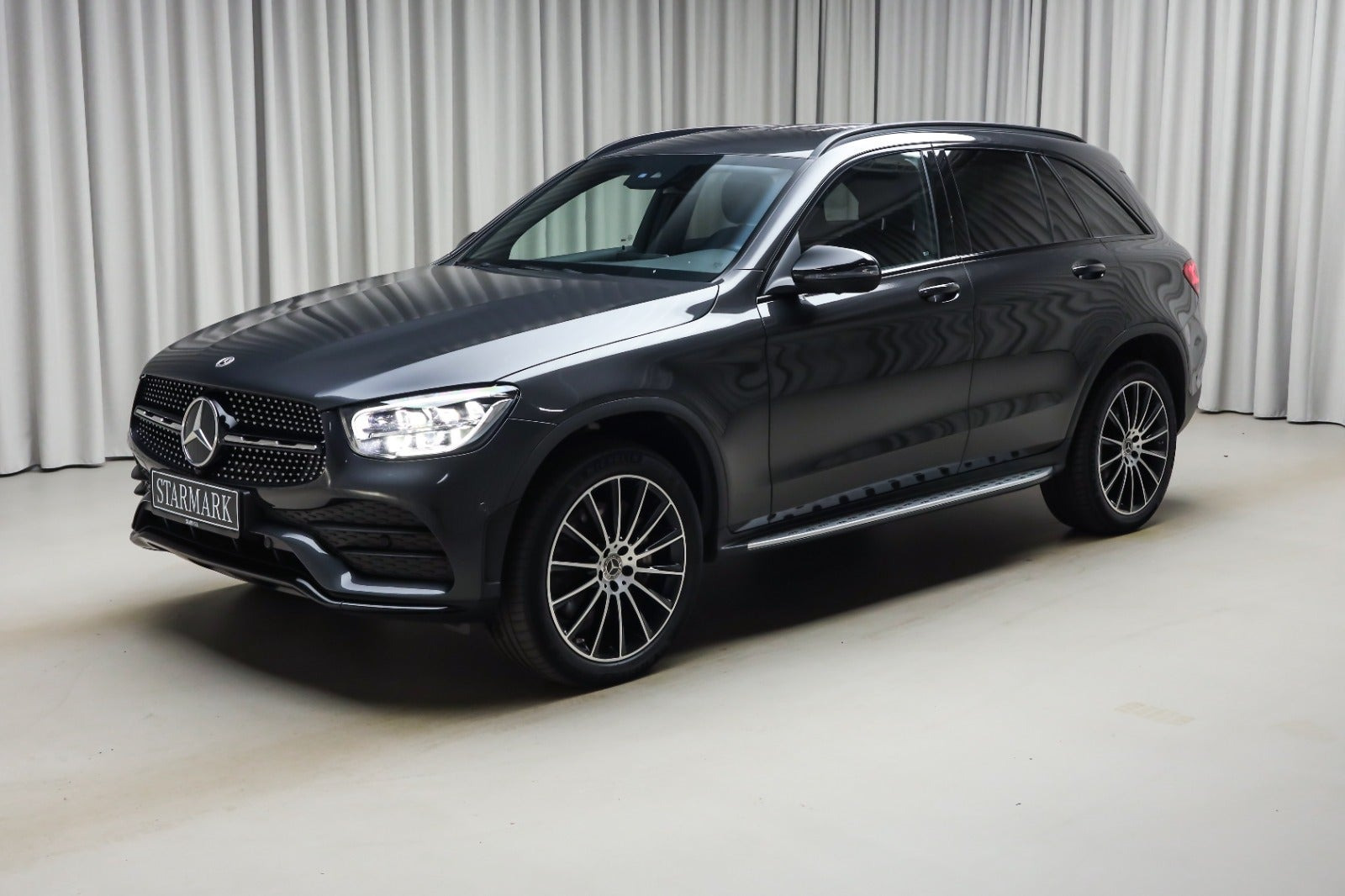 Grå Mercedes GLC300 de fra 2022