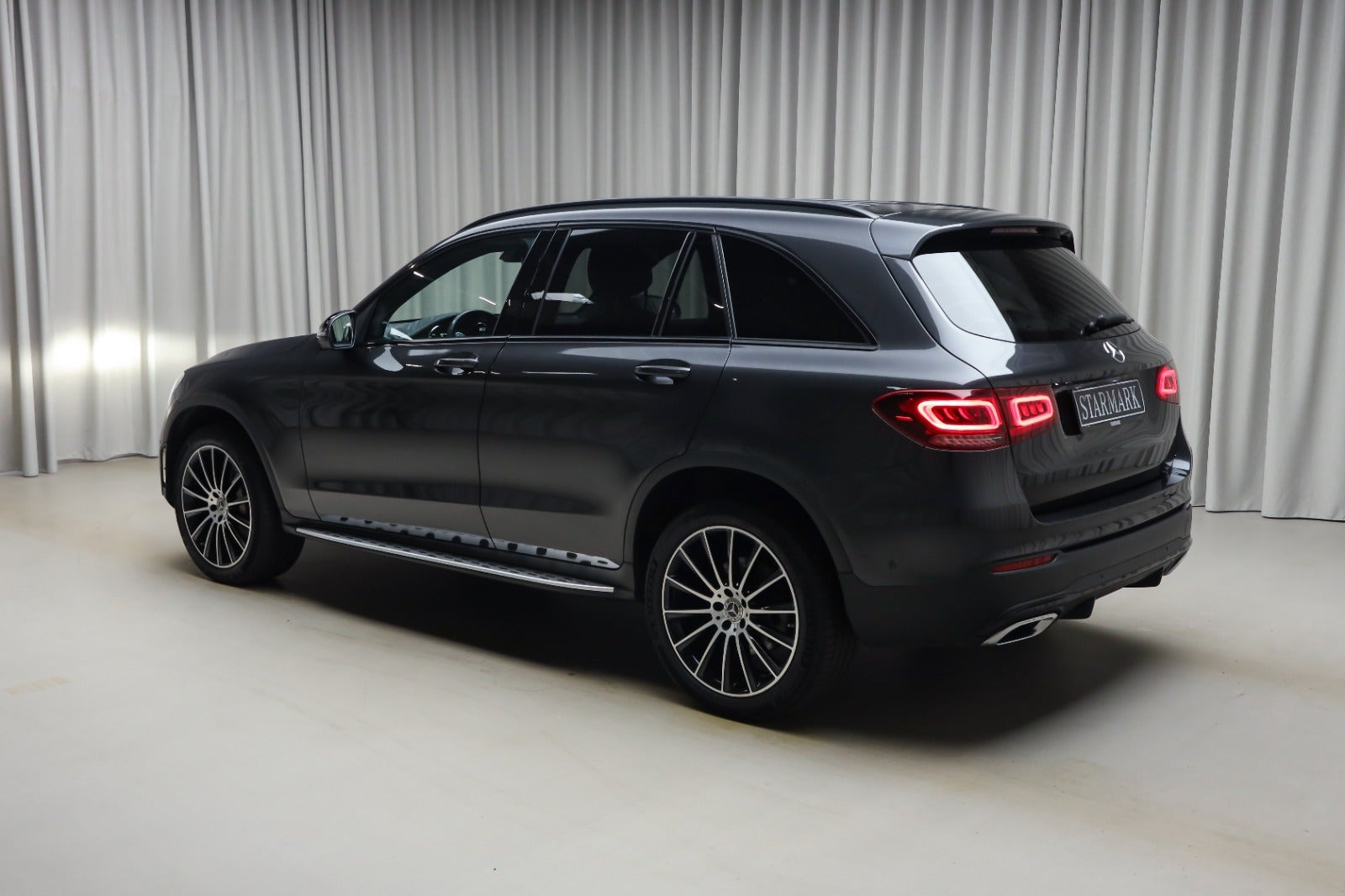 Grå Mercedes GLC300 de fra 2022