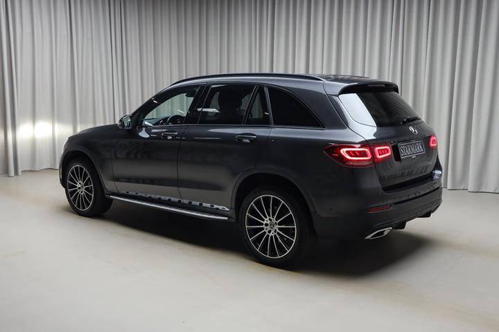 Grå Mercedes GLC300 de fra 2022