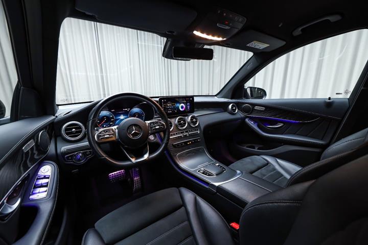 Grå Mercedes GLC300 de fra 2022