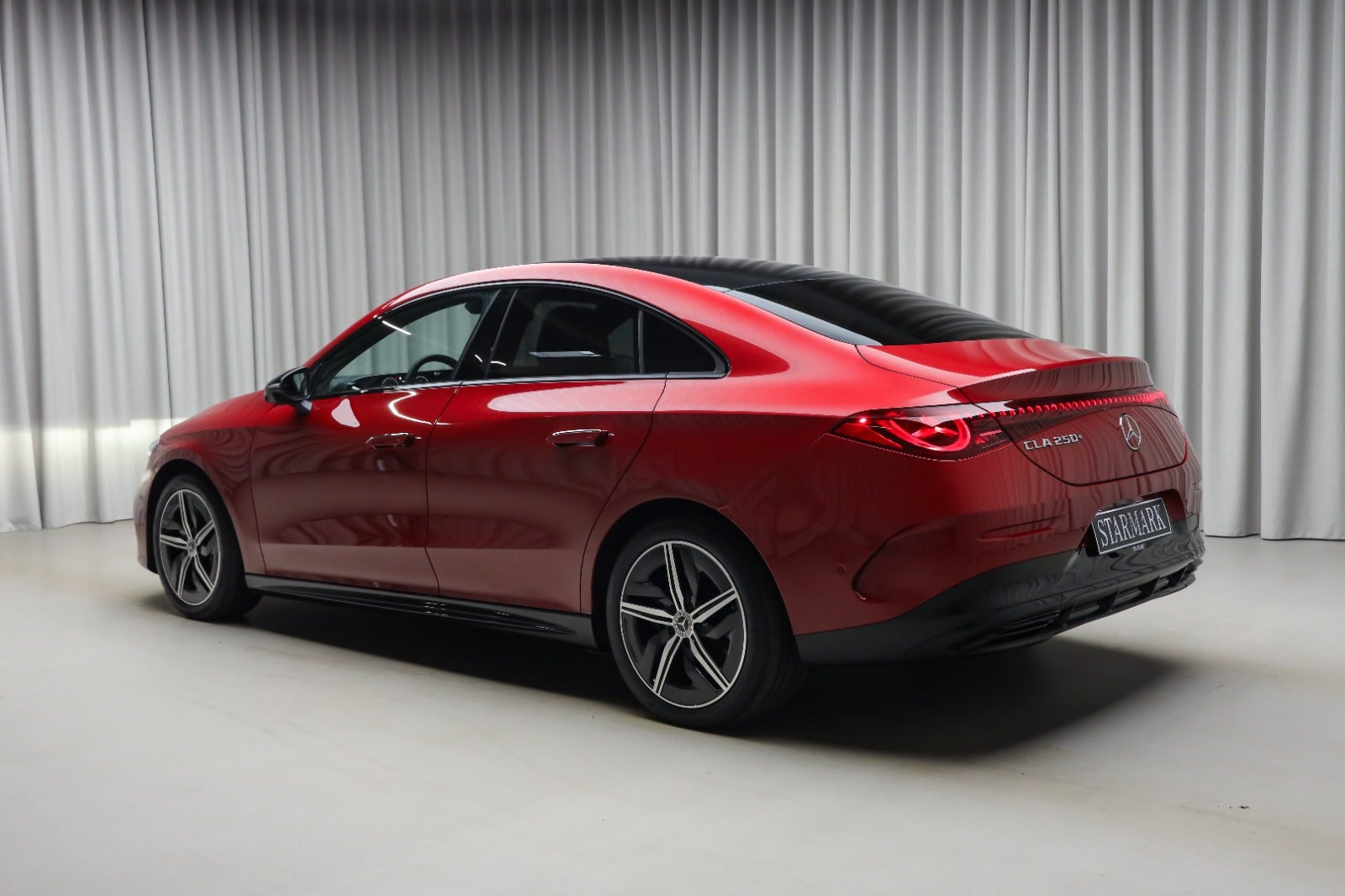 Rød Mercedes CLA250+ fra 2025