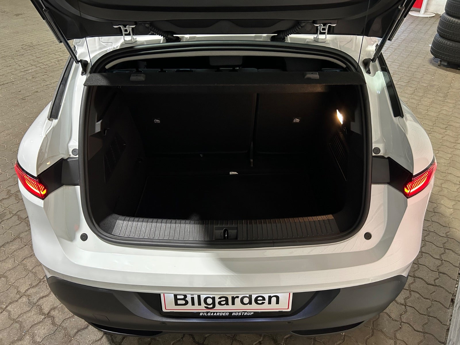Hvid Renault Megane E-Tech fra 2024