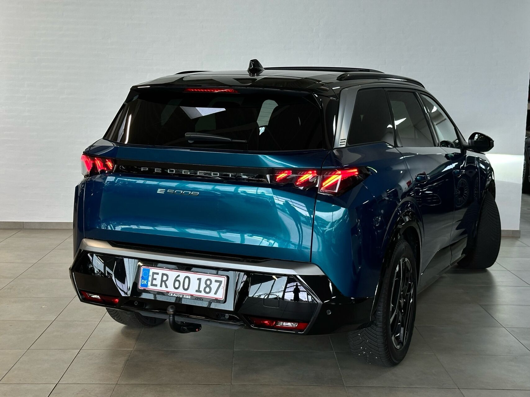 Blå Peugeot e-5008 fra 2026