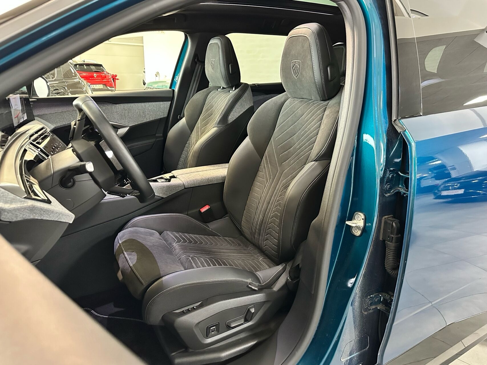 Blå Peugeot e-5008 fra 2026