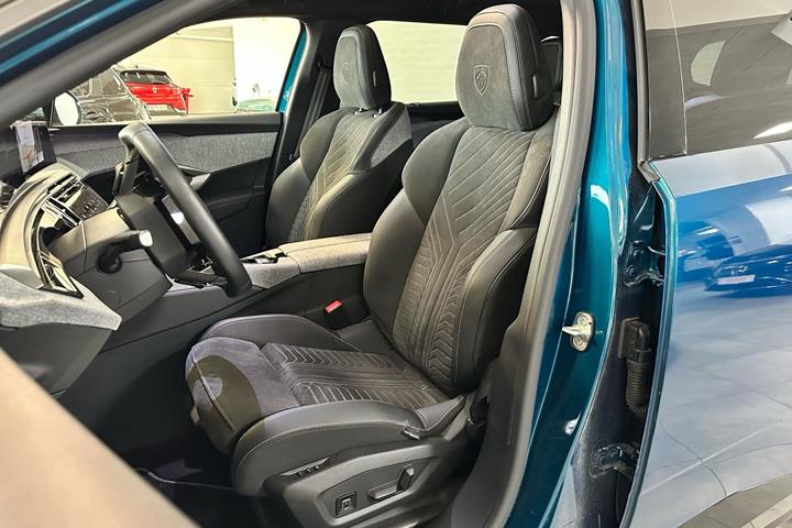 Blå Peugeot e-5008 fra 2026