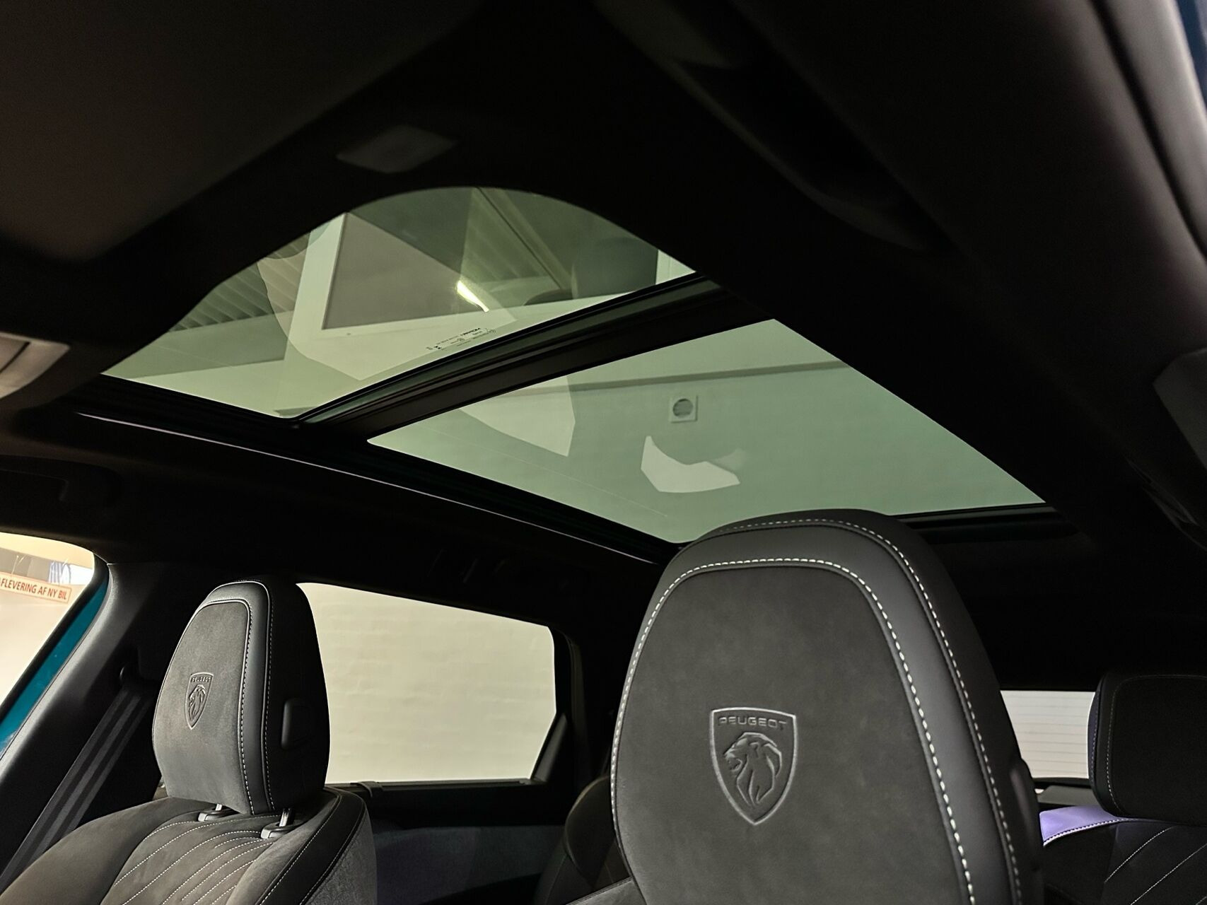 Blå Peugeot e-5008 fra 2026