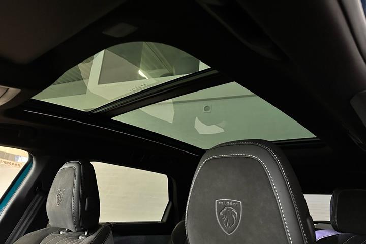 Blå Peugeot e-5008 fra 2026