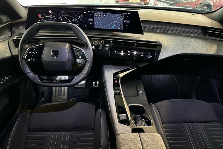 Blå Peugeot e-5008 fra 2026