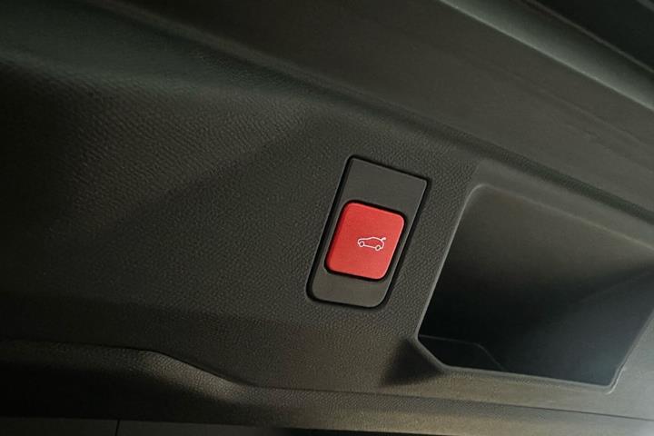 Blå Peugeot e-5008 fra 2026