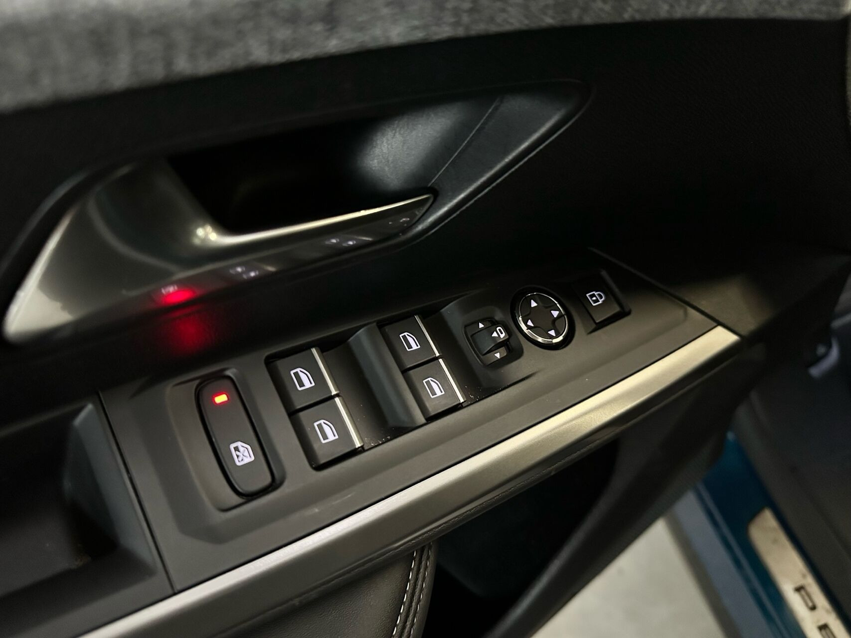 Blå Peugeot e-5008 fra 2026